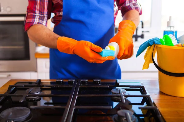 O homem faz a limpeza da cozinha. O jovem lava um forno. Cleani. — Fotografia de Stock