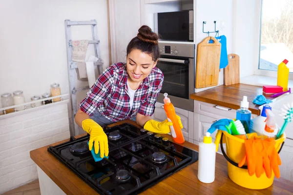 Mooie jonge vrouw maakt schoonmaken van het huis. Meisje schoonmaak ki — Stockfoto