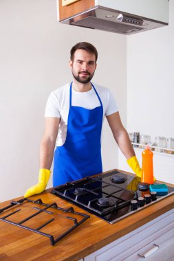 Young Men kauçuk koruyucu temizlik ve tencere Lehçe. Siyah