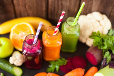 Detoks için çeşitli taze sıkılmış meyve suları