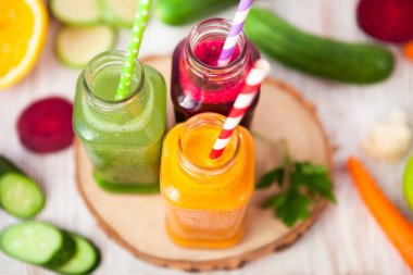 Taze sıkılmış meyve suyu şişelerde, yararlı vitamin horoz