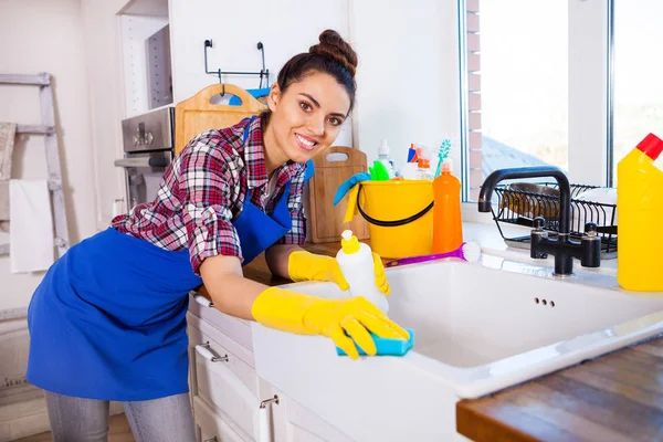 Όμορφη νεαρή γυναίκα κάνει τον καθαρισμό του σπιτιού. Κορίτσι καθαρισμού κι — Φωτογραφία Αρχείου