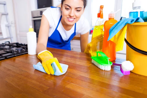 Mooie jonge vrouw maakt schoonmaken van het huis. Meisje schoonmaak ki — Stockfoto