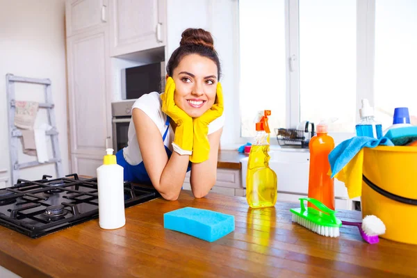 Beautiful young woman makes cleaning the house. Girl cleaning ki — Stock Photo, Image