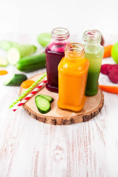 Čerstvě vymačkané zeleninové šťávy v lahvích, užitečné vitamín kohout — Stock fotografie