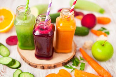 Taze sıkılmış meyve suyu şişelerde, yararlı vitamin horoz