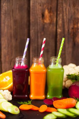 Detoks için çeşitli taze sıkılmış meyve suları