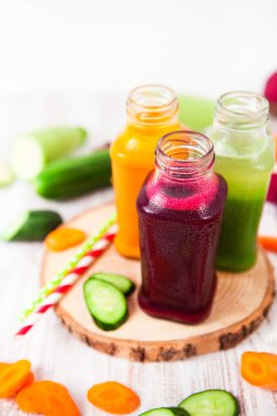 Taze sıkılmış meyve suyu şişelerde, yararlı vitamin horoz