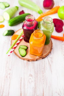 Taze sıkılmış meyve suyu şişelerde, yararlı vitamin horoz