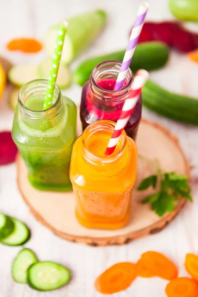 Čerstvě vymačkané zeleninové šťávy v lahvích, užitečné vitamín kohout — Stock fotografie
