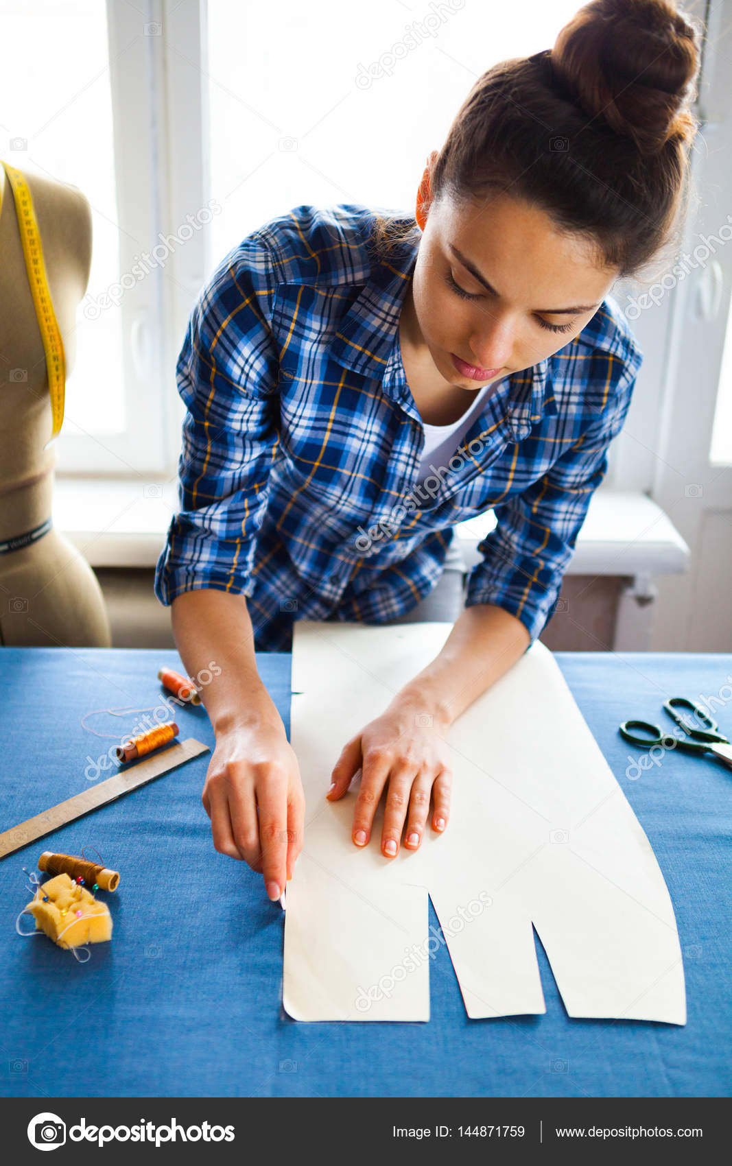 девушка клеит обои фото. девушки плиточники. занятие ручной женской работой. человек с рулоном обоев. ремонт руками женщины.