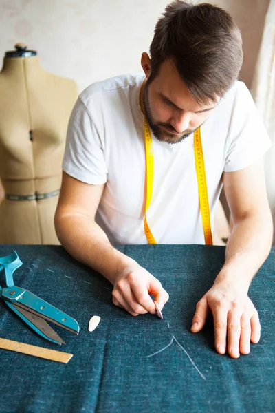 Schneidermeister arbeitet in seiner Schneiderei — Stockfoto