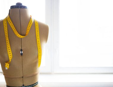 Moda stüdyosunda mezuraları olan terzi mankeni.