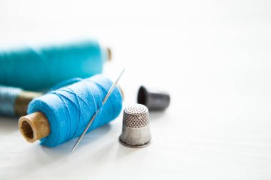 Vintage biriktirme iplik iğne closeup ile. Terzinin çalışma tablosu