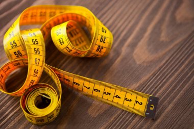 Vintage terzi cetvel üzerinde rustik ahşap masa izole kapatmak