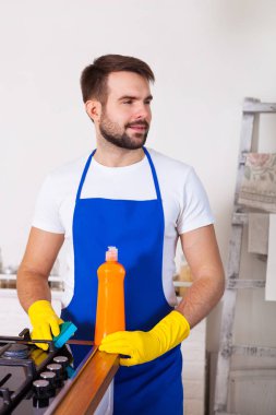 Young Men kauçuk koruyucu temizlik ve tencere Lehçe. Siyah