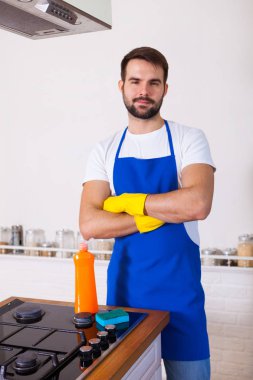 Young Men kauçuk koruyucu temizlik ve tencere Lehçe. Siyah