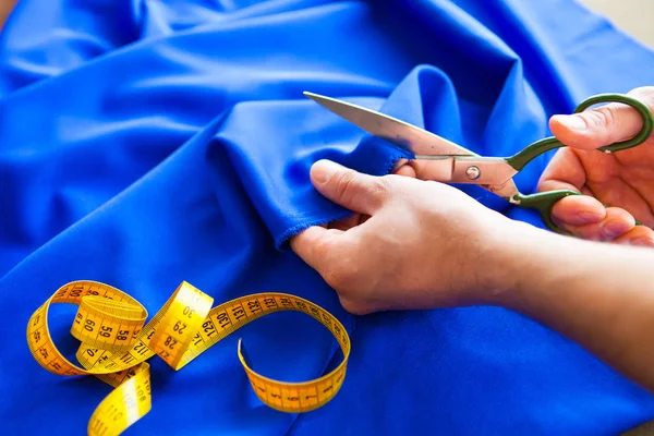 Terzi. Elleri çentik terzi terzi makas bez.