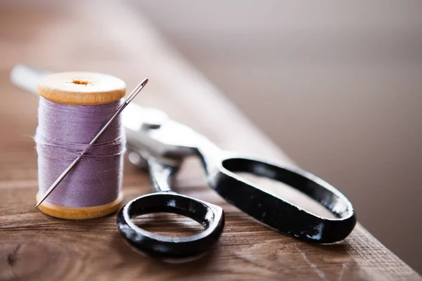 Vintage-Nähtisch mit Schere, Garn — Stockfoto