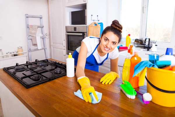 Beautiful young woman makes cleaning the house. Girl cleaning ki — Stock Photo, Image