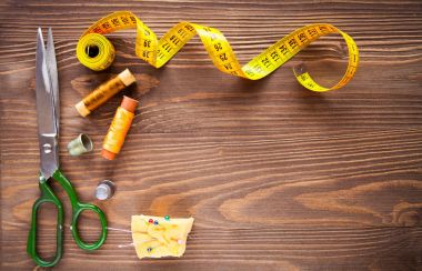 Dikiş araçları ve aksesuarları kahverengi ahşap tasarlamak çerçeve