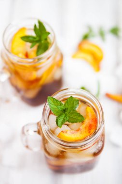 Olgun şeftali ve taze nane ile ev yapımı limonata. Taze şeftali