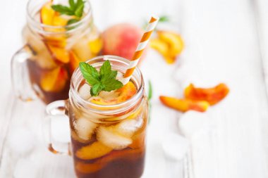 Olgun şeftali ve taze nane ile ev yapımı limonata. Taze şeftali