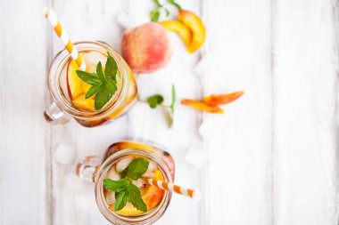 Olgun şeftali ve taze nane ile ev yapımı limonata. Taze şeftali