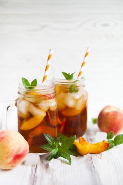 Olgun şeftali ve taze nane ile ev yapımı limonata. Taze şeftali