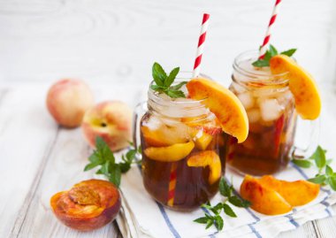 Olgun şeftali ve taze nane ile ev yapımı limonata. Taze şeftali