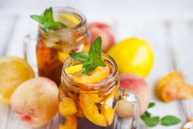 Olgun şeftali ve taze nane ile ev yapımı limonata. Taze şeftali