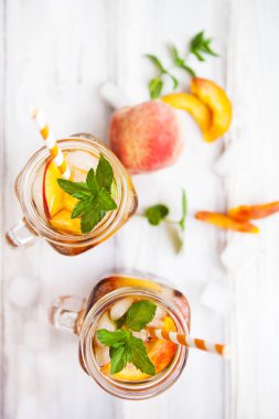 Olgun şeftali ve taze nane ile ev yapımı limonata. Taze şeftali