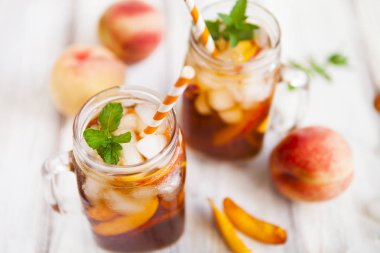 Olgun şeftali ve taze nane ile ev yapımı limonata. Taze şeftali