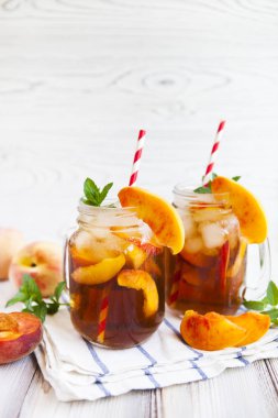 Olgun şeftali ve taze nane ile ev yapımı limonata. Taze şeftali