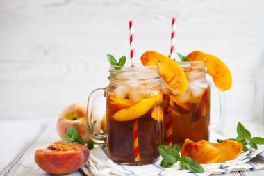 Olgun şeftali ve taze nane ile ev yapımı limonata. Taze şeftali