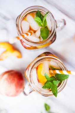 Olgun şeftali ve taze nane ile ev yapımı limonata. Taze şeftali