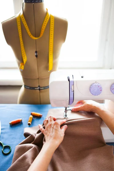 Mujer sastre trabajando en la máquina de coser. Manos. De cerca. Tailori. —  Fotos de Stock