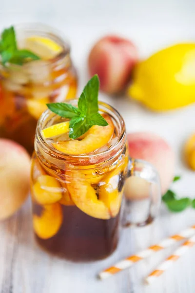 Limonada caseira com pêssegos maduros e hortelã fresca. Pêssego — Fotografia de Stock