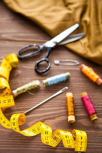 Вінтажний швейний стіл з ножицями, нитками — стокове фото