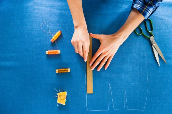 eller kadın terzi atışında hangi o kumaş kesme çalışma