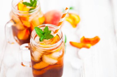 Olgun şeftali ve taze nane ile ev yapımı limonata. Taze şeftali