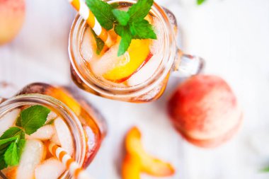 Olgun şeftali ve taze nane ile ev yapımı limonata. Taze şeftali