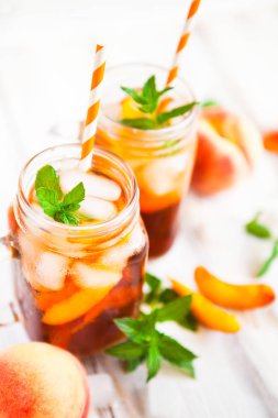 Olgun şeftali ve taze nane ile ev yapımı limonata. Taze şeftali