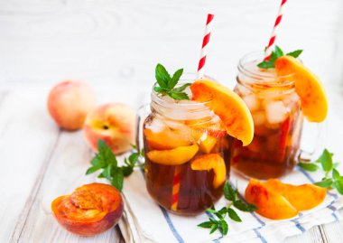 Olgun şeftali ve taze nane ile ev yapımı limonata. Taze şeftali