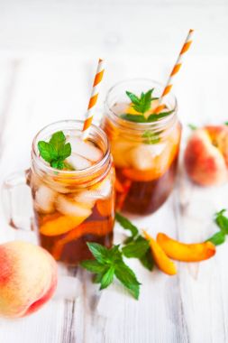 Olgun şeftali ve taze nane ile ev yapımı limonata. Taze şeftali