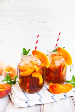 Olgun şeftali ve taze nane ile ev yapımı limonata. Taze şeftali