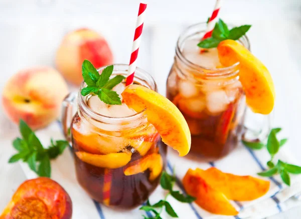 Hemmagjord lemonad med mogna persikor och färsk mynta. Färsk persika — Stockfoto