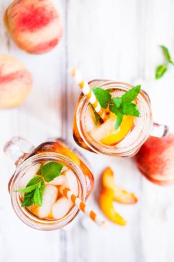 Olgun şeftali ve taze nane ile ev yapımı limonata. Taze şeftali