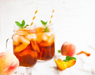 Olgun şeftali ve taze nane ile ev yapımı limonata. Taze şeftali