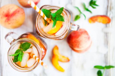 Olgun şeftali ve taze nane ile ev yapımı limonata. Taze şeftali